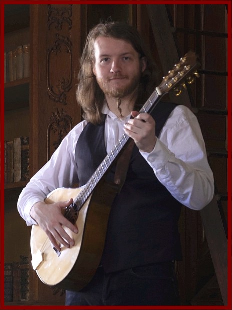 Fabian Zechmeister spielt Bouzouki in offener Stimmung